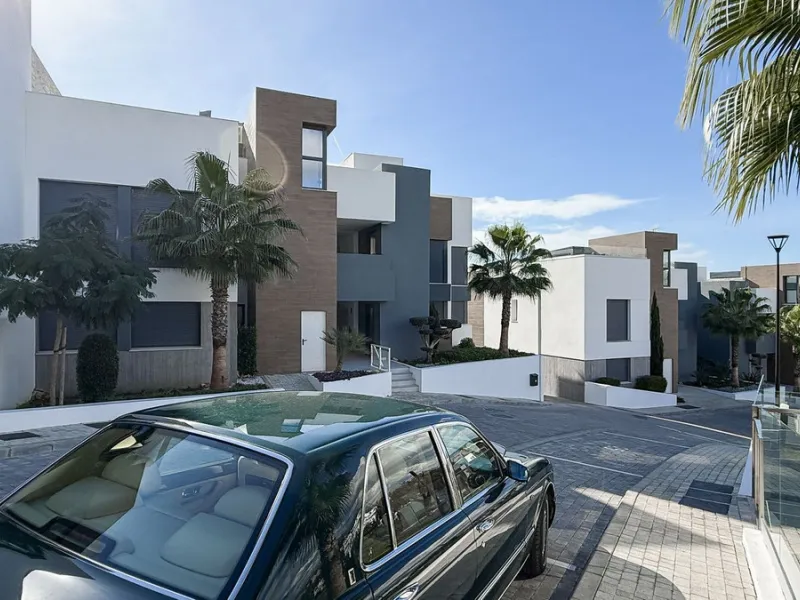 Apartment - Ground Floor Apartment в продаже в Marbella, Málaga. В доме 3 спален и 2 ванных комнат. Площадь дома 139 м². Площадь участка 35 м²