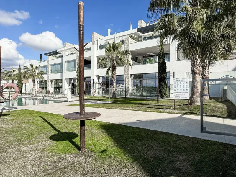 Apartment - Ground Floor Apartment в продаже в Marbella, Málaga. В доме 3 спален и 2 ванных комнат. Площадь дома 139 м². Площадь участка 35 м²