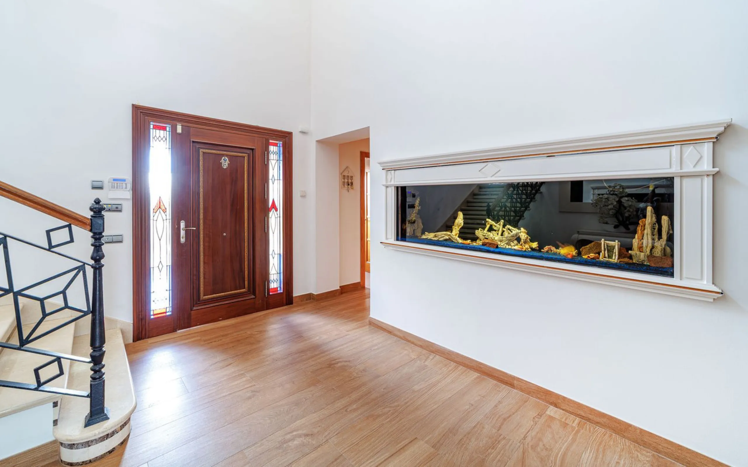 Discover an exceptional villa designed for those seeking space, comfort, luxury, and a prime location. Set on a 1,600 m² plot with over 900 m² built, this impressive property is located in a quiet and exclusive residential area, just a few minutes from Ma
