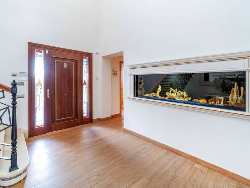 Discover an exceptional villa designed for those seeking space, comfort, luxury, and a prime location. Set on a 1,600 m² plot with over 900 m² built, this impressive property is located in a quiet and exclusive residential area, just a few minutes from Ma