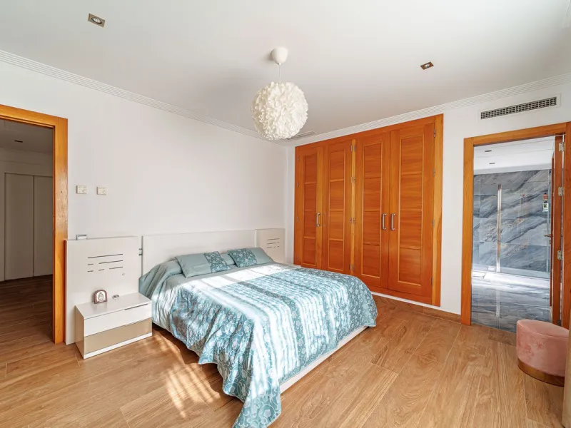 Discover an exceptional villa designed for those seeking space, comfort, luxury, and a prime location. Set on a 1,600 m² plot with over 900 m² built, this impressive property is located in a quiet and exclusive residential area, just a few minutes from Ma