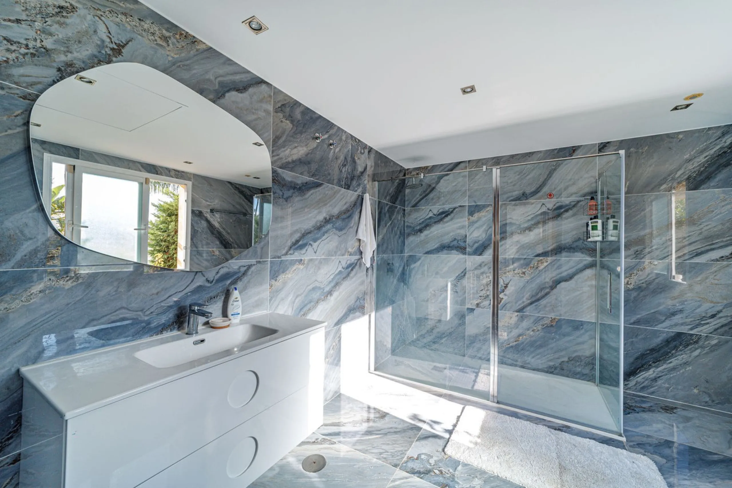 Discover an exceptional villa designed for those seeking space, comfort, luxury, and a prime location. Set on a 1,600 m² plot with over 900 m² built, this impressive property is located in a quiet and exclusive residential area, just a few minutes from Ma
