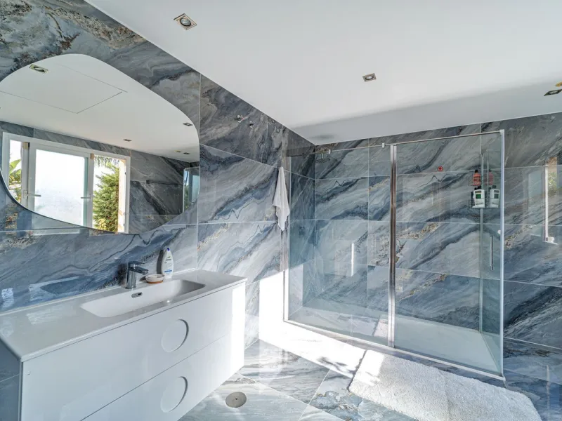 Discover an exceptional villa designed for those seeking space, comfort, luxury, and a prime location. Set on a 1,600 m² plot with over 900 m² built, this impressive property is located in a quiet and exclusive residential area, just a few minutes from Ma