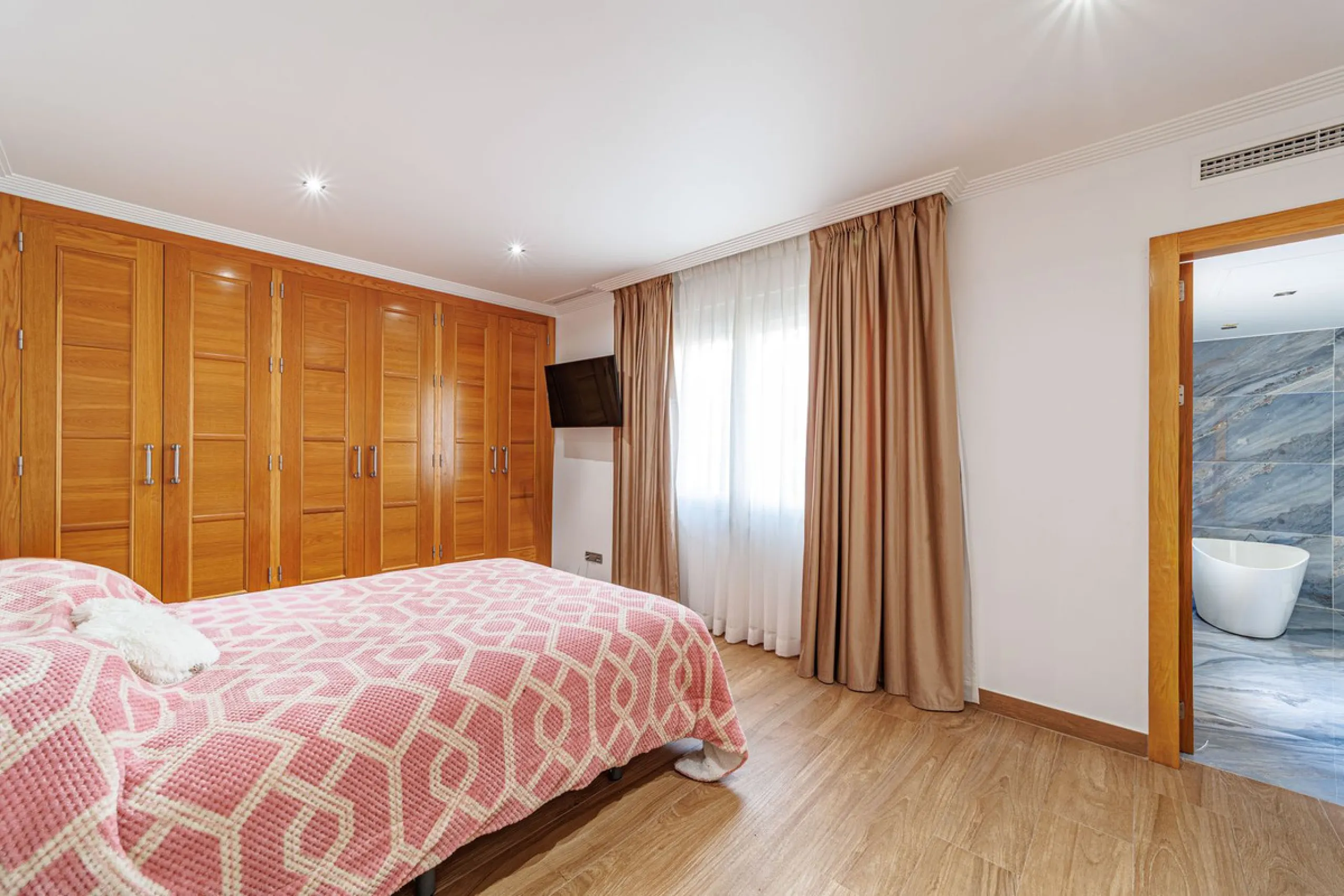Discover an exceptional villa designed for those seeking space, comfort, luxury, and a prime location. Set on a 1,600 m² plot with over 900 m² built, this impressive property is located in a quiet and exclusive residential area, just a few minutes from Ma