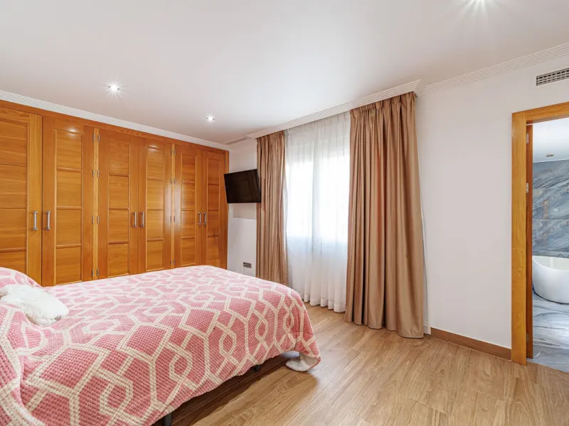 Discover an exceptional villa designed for those seeking space, comfort, luxury, and a prime location. Set on a 1,600 m² plot with over 900 m² built, this impressive property is located in a quiet and exclusive residential area, just a few minutes from Ma