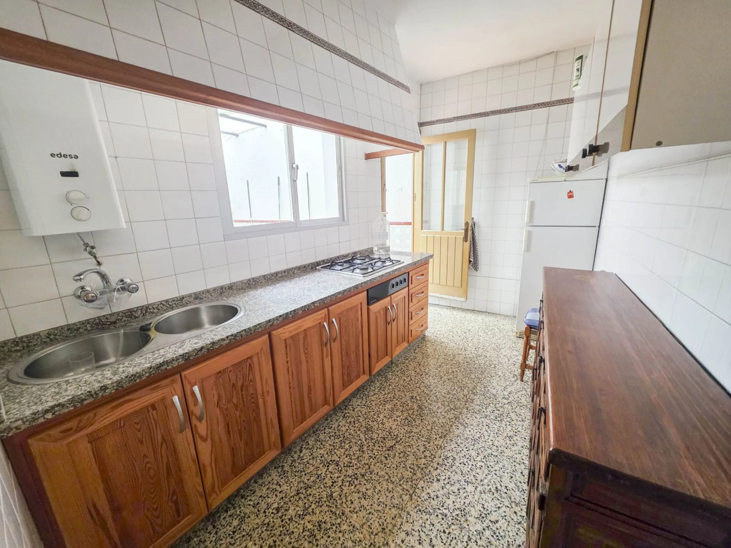 Situated in Estepona Centre, this spacious townhouse offers a rare opportunity to acquire a generously sized property within walking distance of the town's most iconic landmarks and everyday amenities. Located just moments from Estepona Old Town, the beac