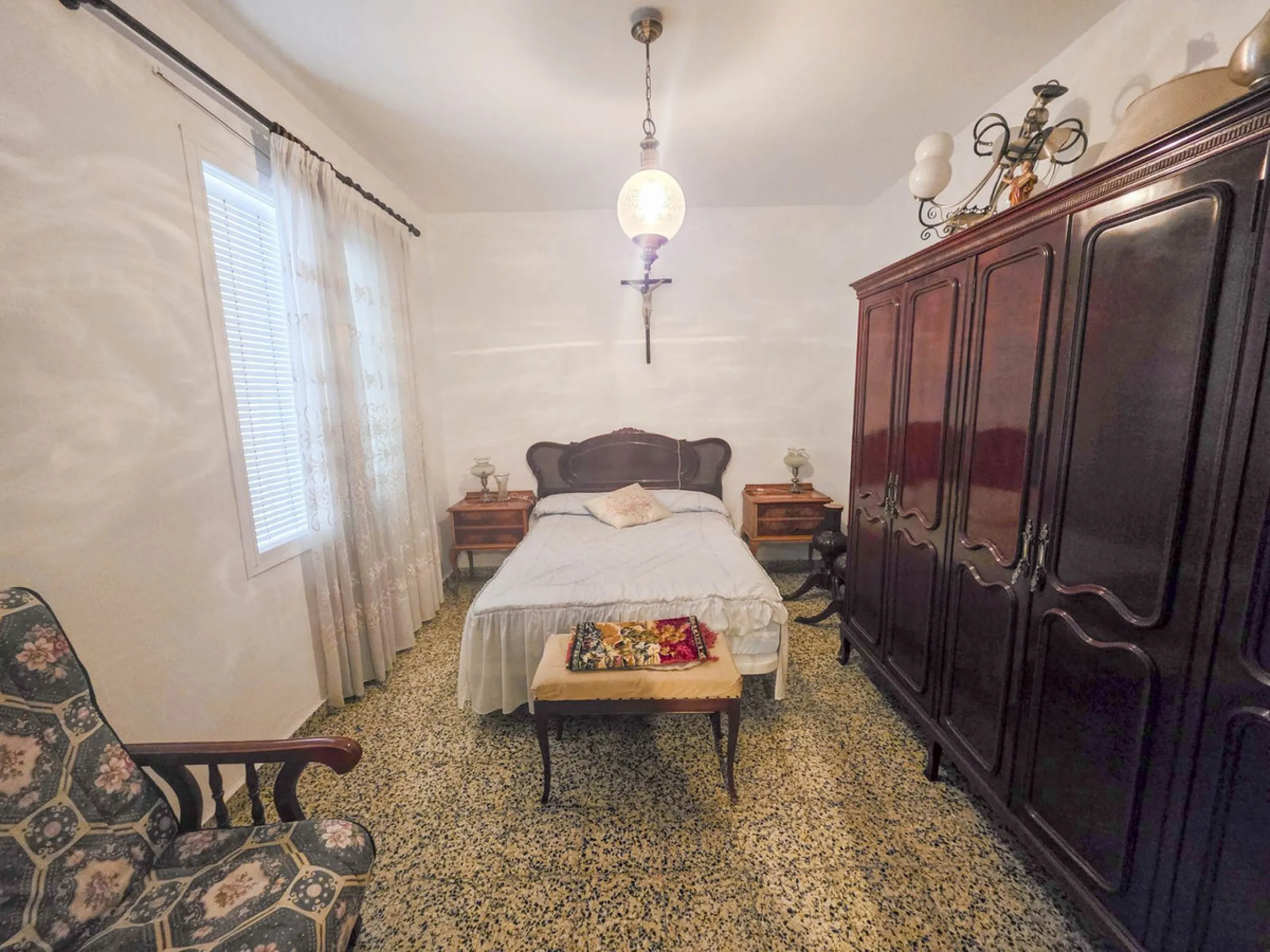 Situated in Estepona Centre, this spacious townhouse offers a rare opportunity to acquire a generously sized property within walking distance of the town's most iconic landmarks and everyday amenities. Located just moments from Estepona Old Town, the beac