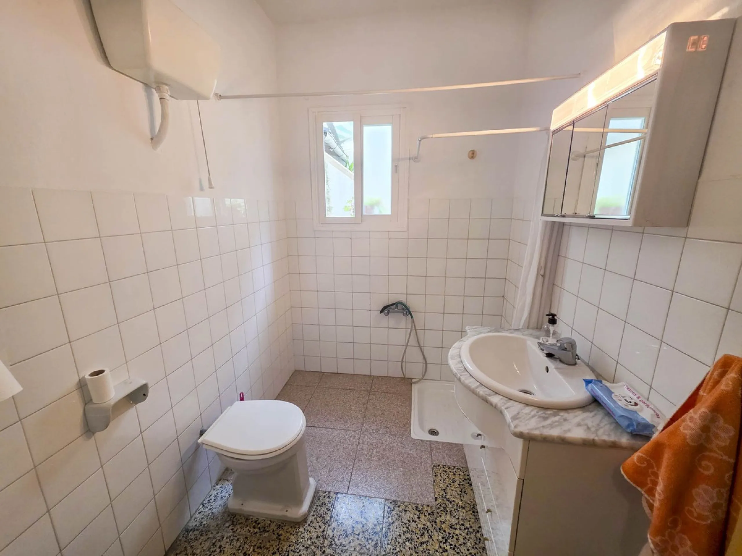 Situated in Estepona Centre, this spacious townhouse offers a rare opportunity to acquire a generously sized property within walking distance of the town's most iconic landmarks and everyday amenities. Located just moments from Estepona Old Town, the beac