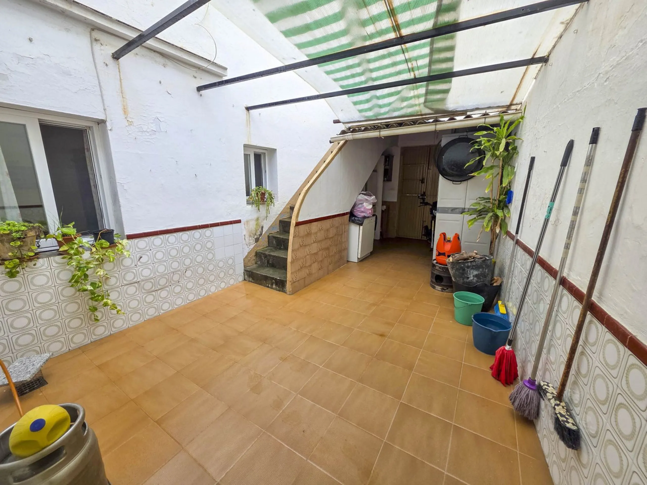 Situated in Estepona Centre, this spacious townhouse offers a rare opportunity to acquire a generously sized property within walking distance of the town's most iconic landmarks and everyday amenities. Located just moments from Estepona Old Town, the beac