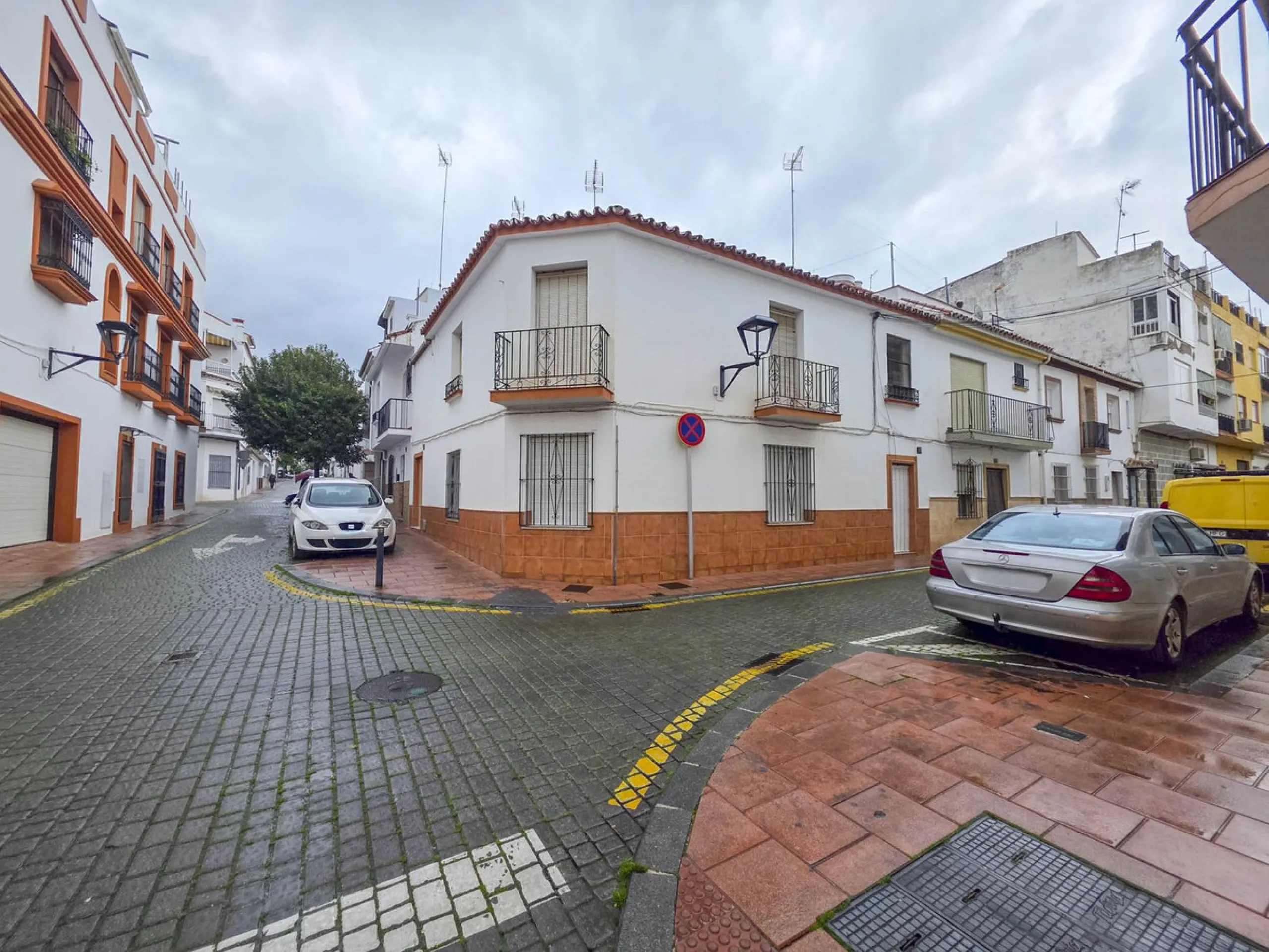 Situated in Estepona Centre, this spacious townhouse offers a rare opportunity to acquire a generously sized property within walking distance of the town's most iconic landmarks and everyday amenities. Located just moments from Estepona Old Town, the beac