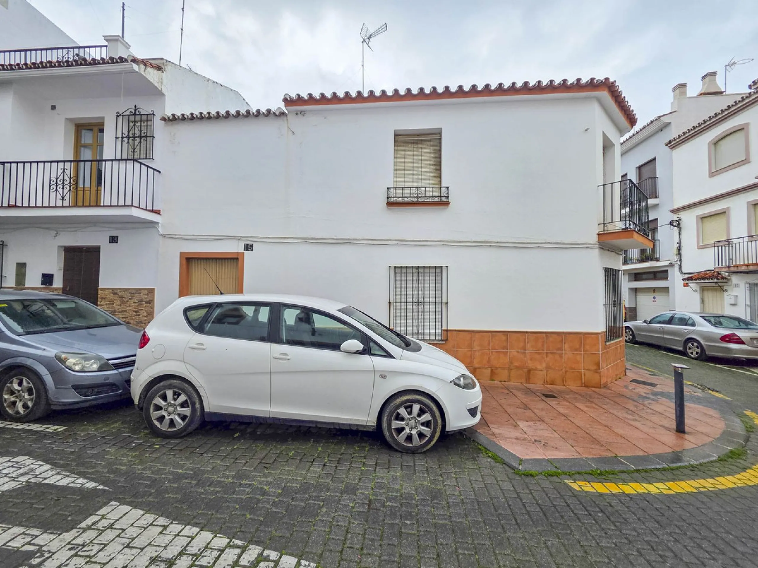 Situated in Estepona Centre, this spacious townhouse offers a rare opportunity to acquire a generously sized property within walking distance of the town's most iconic landmarks and everyday amenities. Located just moments from Estepona Old Town, the beac