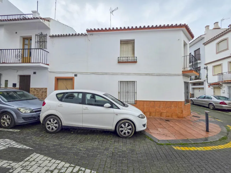 Situated in Estepona Centre, this spacious townhouse offers a rare opportunity to acquire a generously sized property within walking distance of the town's most iconic landmarks and everyday amenities. Located just moments from Estepona Old Town, the beac