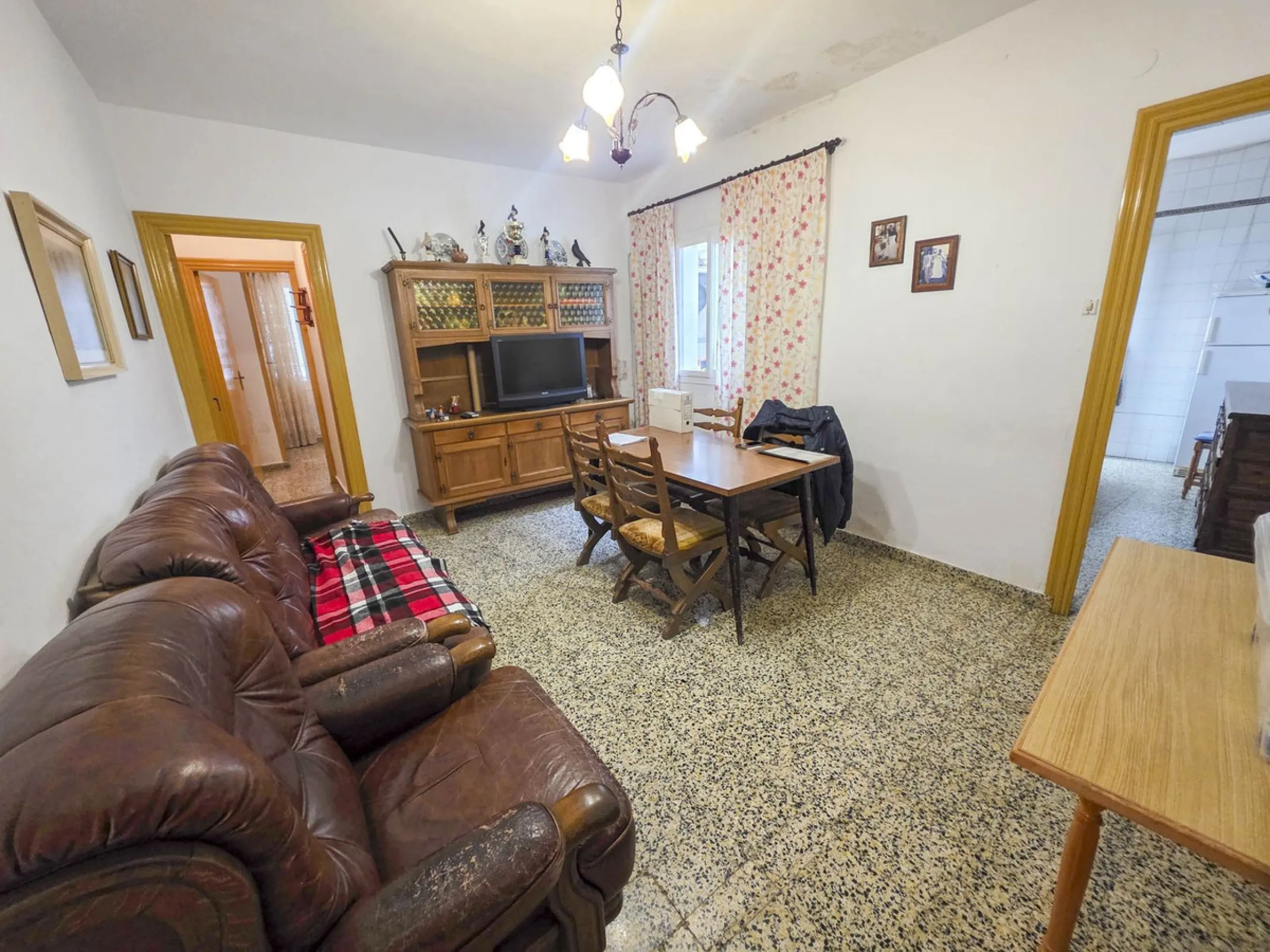 Situated in Estepona Centre, this spacious townhouse offers a rare opportunity to acquire a generously sized property within walking distance of the town's most iconic landmarks and everyday amenities. Located just moments from Estepona Old Town, the beac
