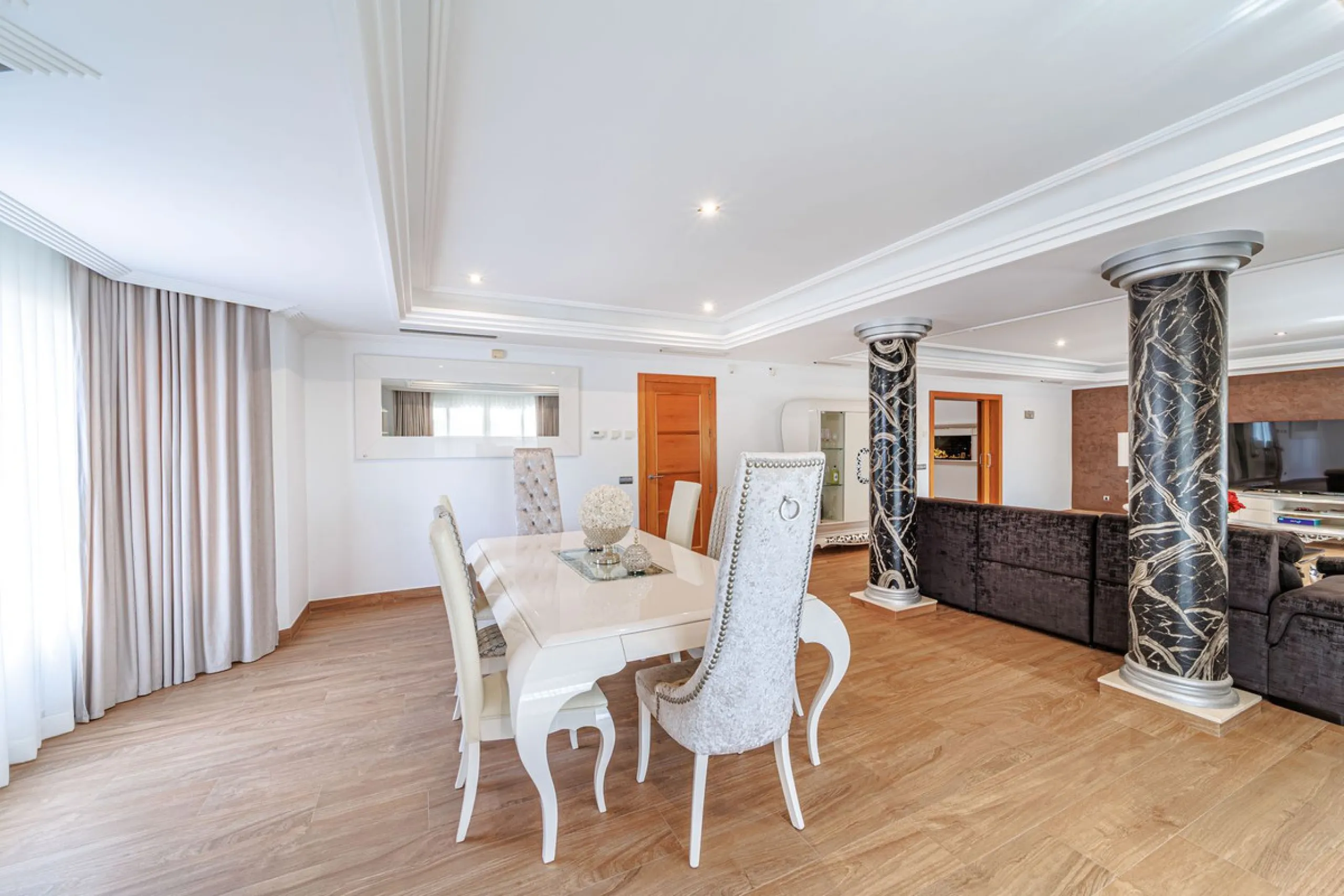 Discover an exceptional villa designed for those seeking space, comfort, luxury, and a prime location. Set on a 1,600 m² plot with over 900 m² built, this impressive property is located in a quiet and exclusive residential area, just a few minutes from Ma