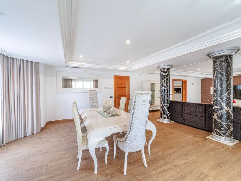 Discover an exceptional villa designed for those seeking space, comfort, luxury, and a prime location. Set on a 1,600 m² plot with over 900 m² built, this impressive property is located in a quiet and exclusive residential area, just a few minutes from Ma