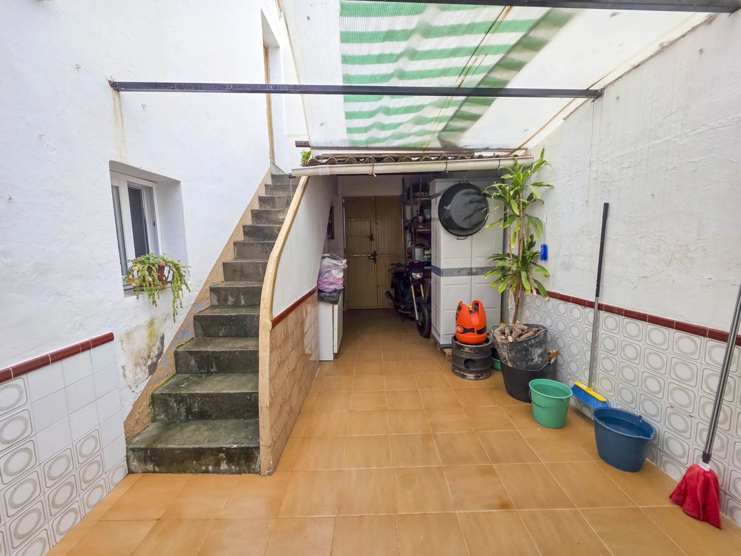 Situated in Estepona Centre, this spacious townhouse offers a rare opportunity to acquire a generously sized property within walking distance of the town's most iconic landmarks and everyday amenities. Located just moments from Estepona Old Town, the beac