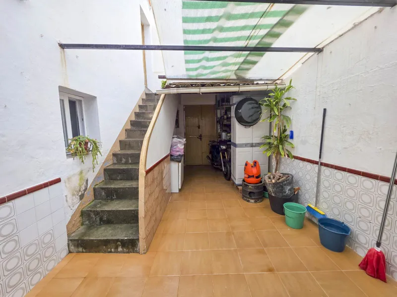 Situated in Estepona Centre, this spacious townhouse offers a rare opportunity to acquire a generously sized property within walking distance of the town's most iconic landmarks and everyday amenities. Located just moments from Estepona Old Town, the beac