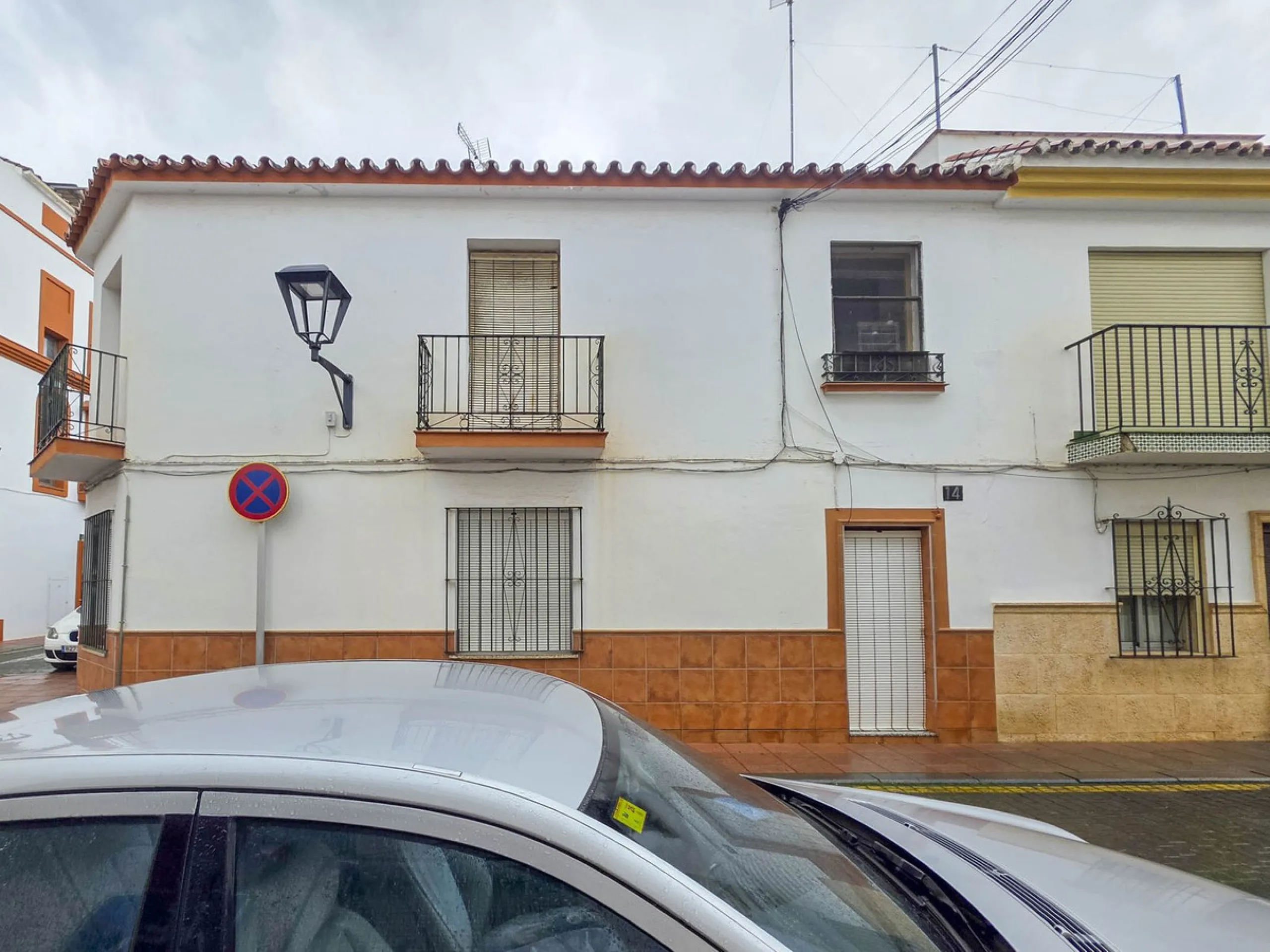 Situated in Estepona Centre, this spacious townhouse offers a rare opportunity to acquire a generously sized property within walking distance of the town's most iconic landmarks and everyday amenities. Located just moments from Estepona Old Town, the beac