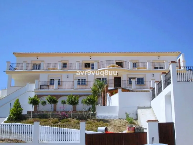 House - Detached Villa в продаже в Mijas, Málaga. В доме 7 спален и 6 ванных комнат. Площадь дома 425 м². Площадь участка 1400 м²