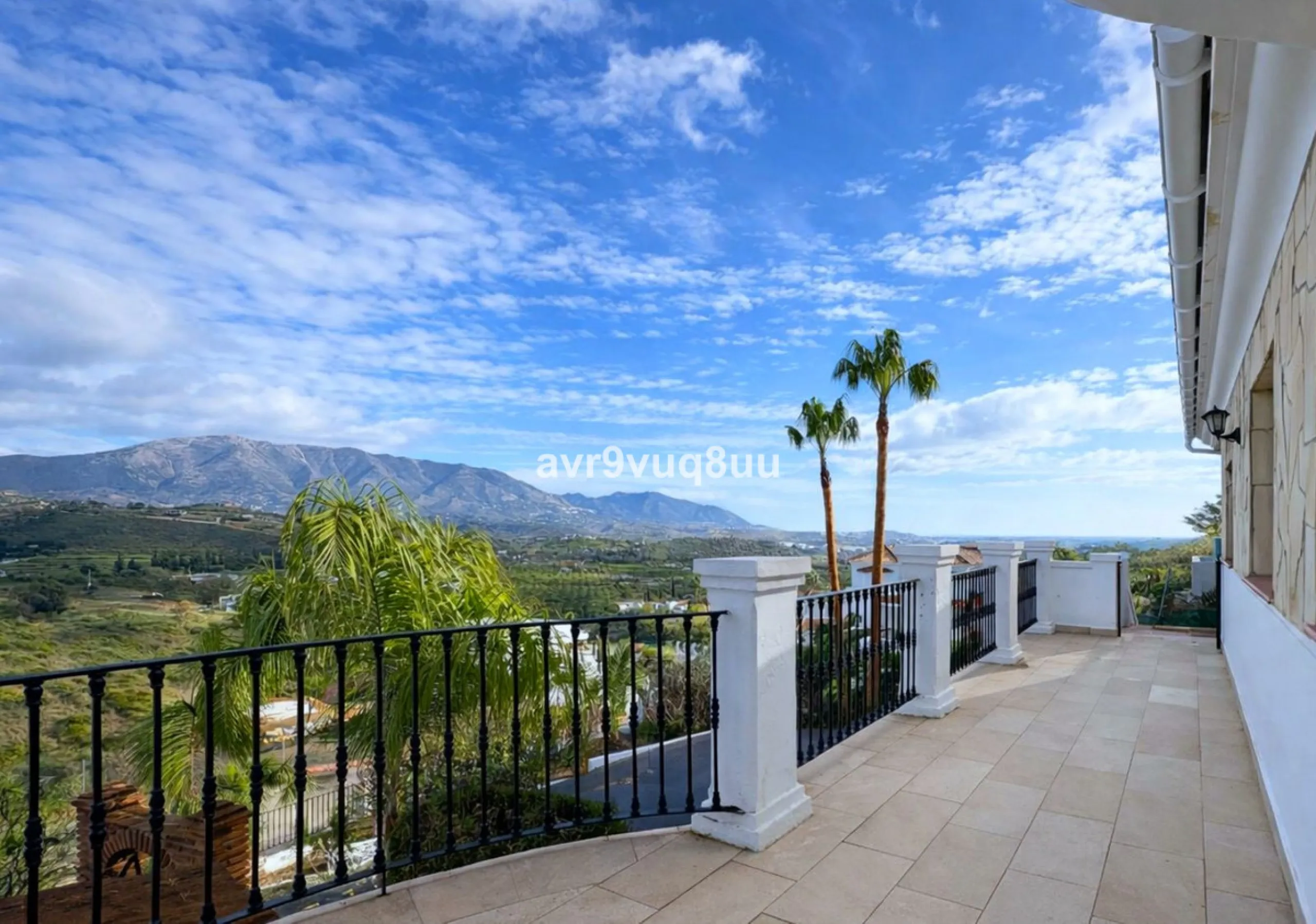 House - Detached Villa в продаже в Mijas, Málaga. В доме 7 спален и 6 ванных комнат. Площадь дома 425 м². Площадь участка 1400 м²