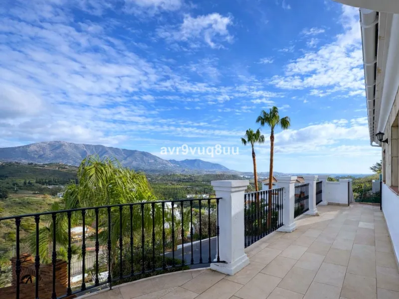 House - Detached Villa в продаже в Mijas, Málaga. В доме 7 спален и 6 ванных комнат. Площадь дома 425 м². Площадь участка 1400 м²