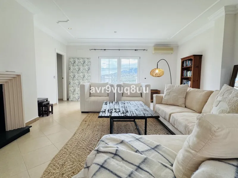 House - Detached Villa в продаже в Mijas, Málaga. В доме 7 спален и 6 ванных комнат. Площадь дома 425 м². Площадь участка 1400 м²