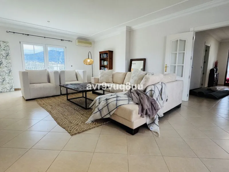 House - Detached Villa в продаже в Mijas, Málaga. В доме 7 спален и 6 ванных комнат. Площадь дома 425 м². Площадь участка 1400 м²
