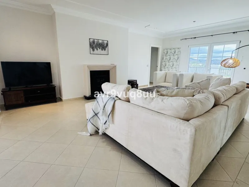 House - Detached Villa в продаже в Mijas, Málaga. В доме 7 спален и 6 ванных комнат. Площадь дома 425 м². Площадь участка 1400 м²