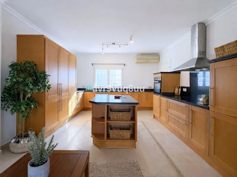 House - Detached Villa в продаже в Mijas, Málaga. В доме 7 спален и 6 ванных комнат. Площадь дома 425 м². Площадь участка 1400 м²