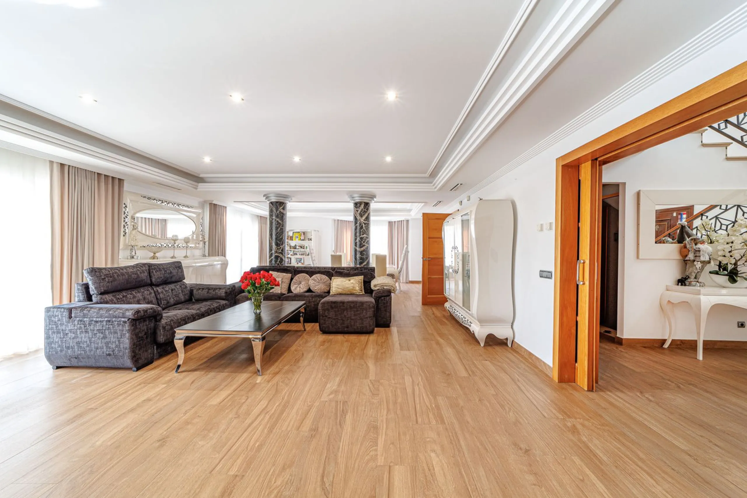Discover an exceptional villa designed for those seeking space, comfort, luxury, and a prime location. Set on a 1,600 m² plot with over 900 m² built, this impressive property is located in a quiet and exclusive residential area, just a few minutes from Ma