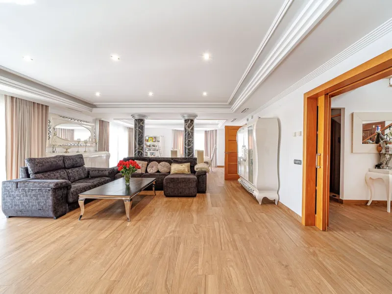 Discover an exceptional villa designed for those seeking space, comfort, luxury, and a prime location. Set on a 1,600 m² plot with over 900 m² built, this impressive property is located in a quiet and exclusive residential area, just a few minutes from Ma