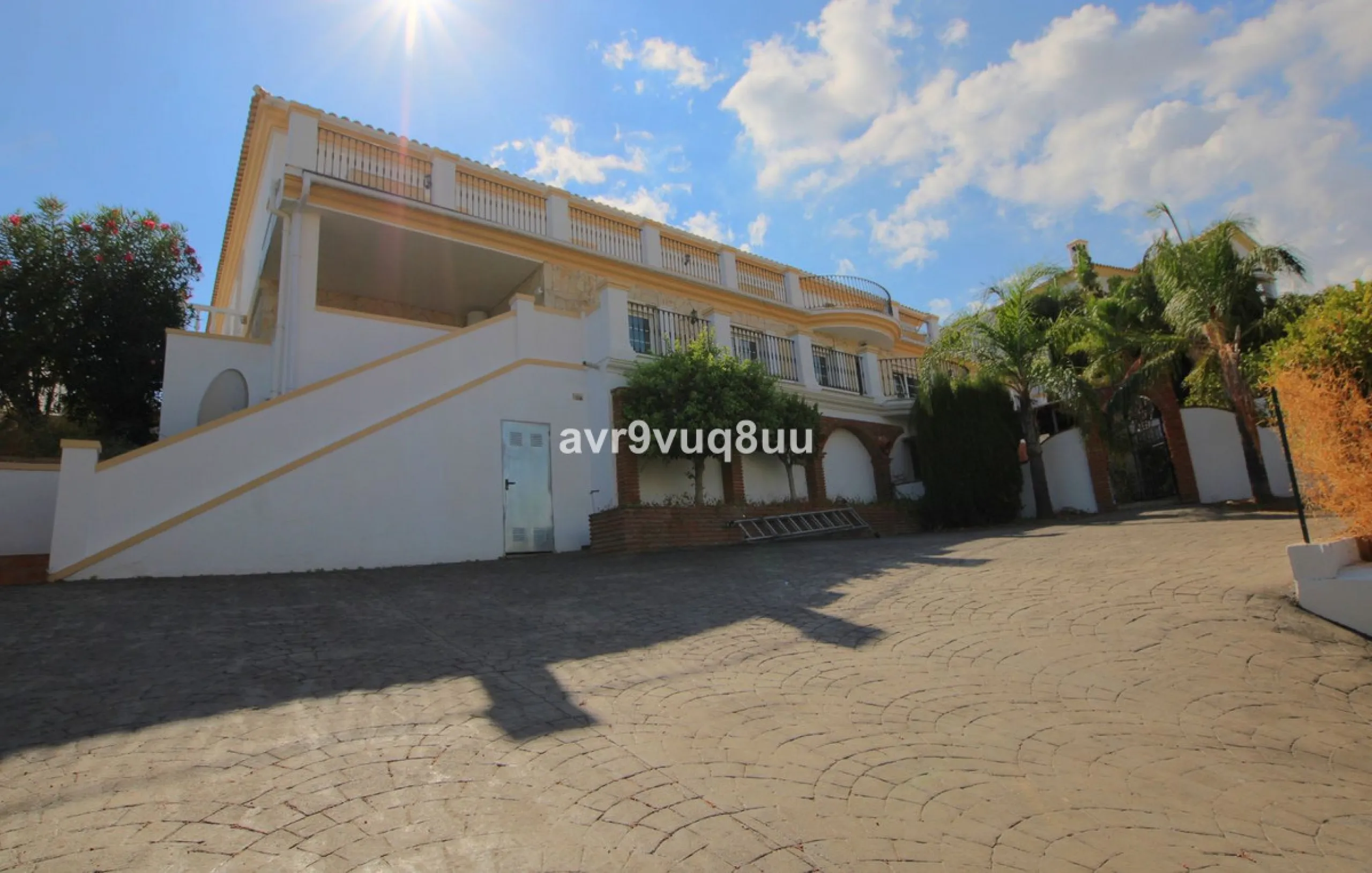 House - Detached Villa в продаже в Mijas, Málaga. В доме 7 спален и 6 ванных комнат. Площадь дома 425 м². Площадь участка 1400 м²