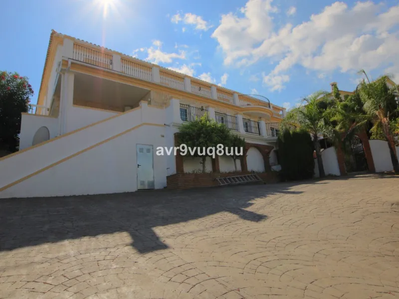 House - Detached Villa в продаже в Mijas, Málaga. В доме 7 спален и 6 ванных комнат. Площадь дома 425 м². Площадь участка 1400 м²