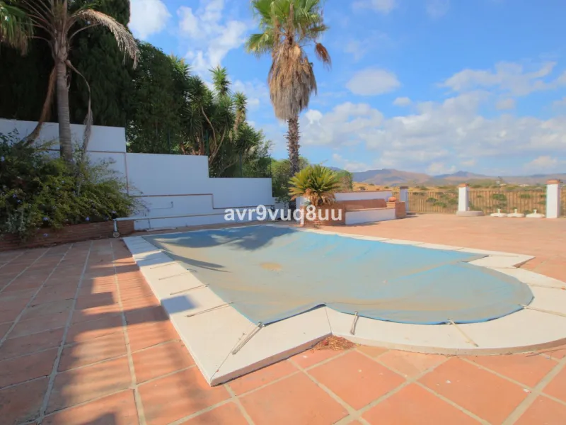 House - Detached Villa в продаже в Mijas, Málaga. В доме 7 спален и 6 ванных комнат. Площадь дома 425 м². Площадь участка 1400 м²