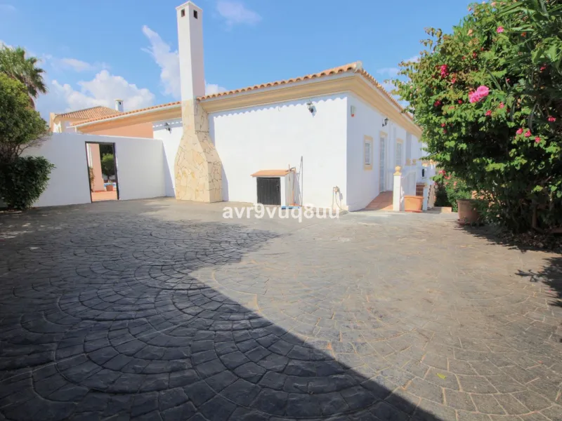 House - Detached Villa в продаже в Mijas, Málaga. В доме 7 спален и 6 ванных комнат. Площадь дома 425 м². Площадь участка 1400 м²
