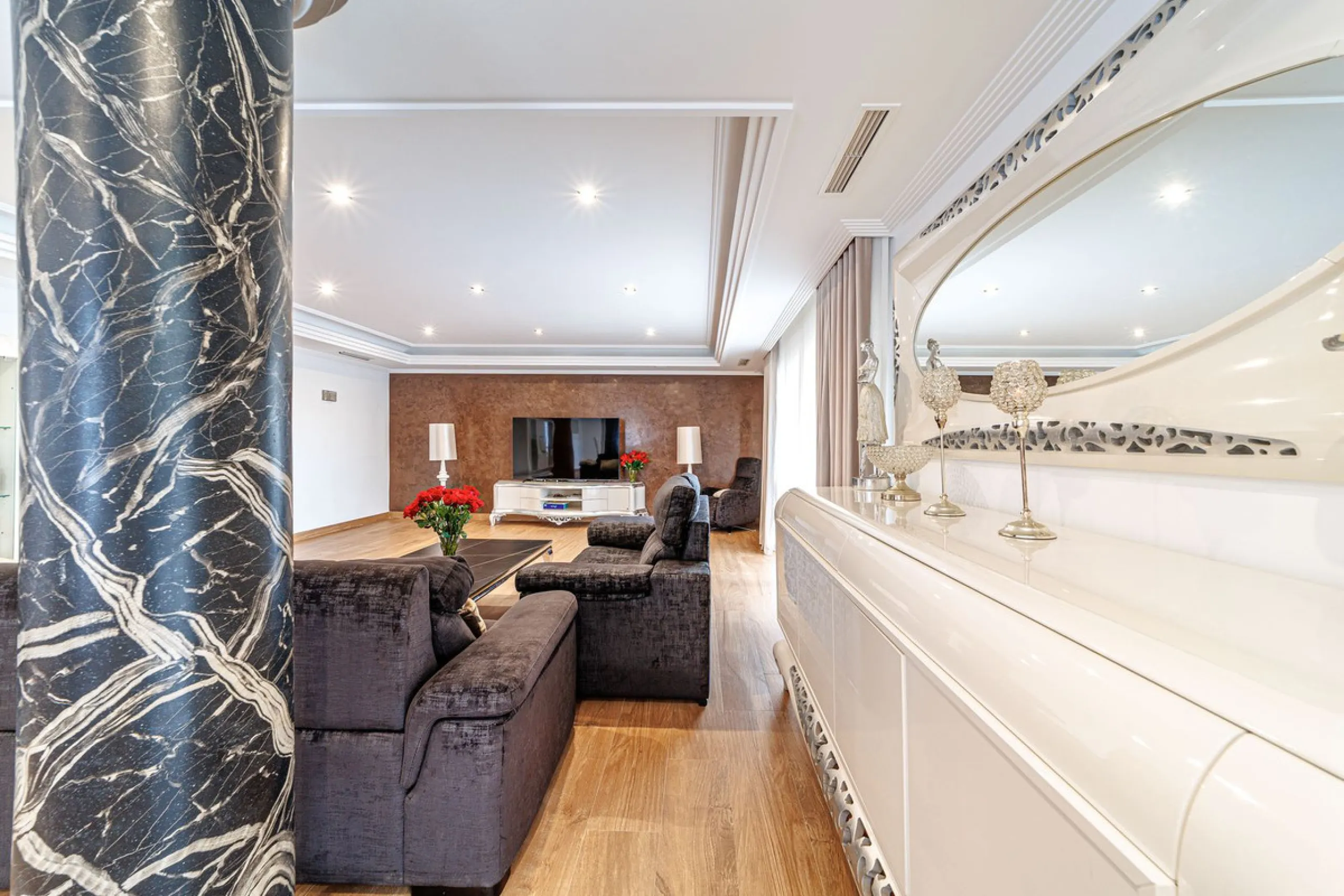 Discover an exceptional villa designed for those seeking space, comfort, luxury, and a prime location. Set on a 1,600 m² plot with over 900 m² built, this impressive property is located in a quiet and exclusive residential area, just a few minutes from Ma