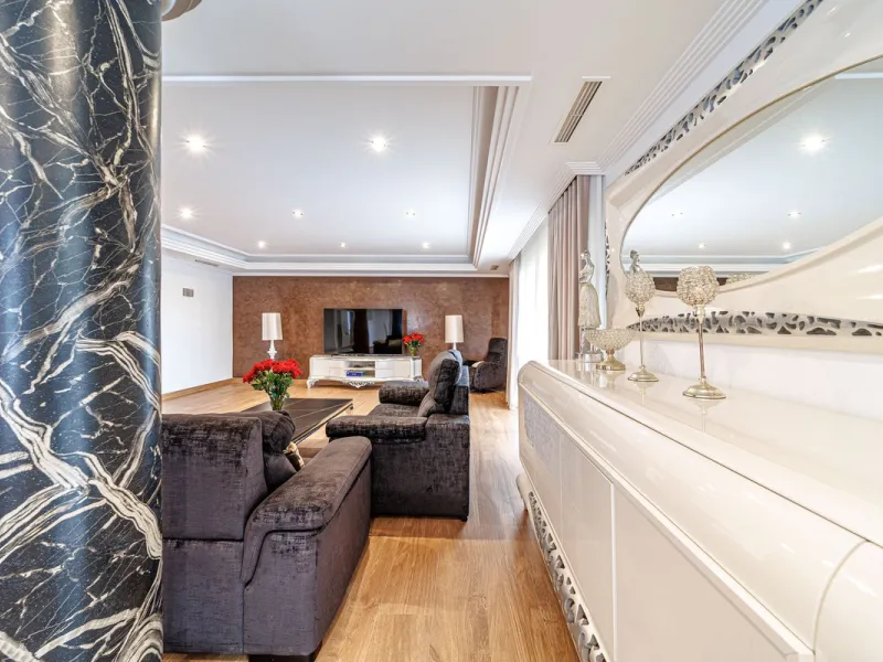 Discover an exceptional villa designed for those seeking space, comfort, luxury, and a prime location. Set on a 1,600 m² plot with over 900 m² built, this impressive property is located in a quiet and exclusive residential area, just a few minutes from Ma