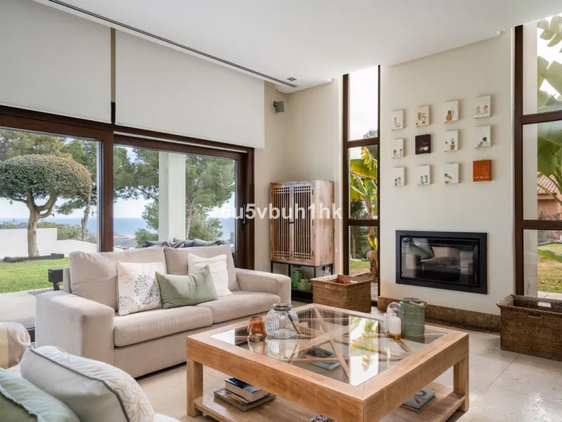 Pinares de San Antón is one of Málaga East's most established residential enclaves, calm, green, and discreet, yet still close enough to feel connected to the city every day.