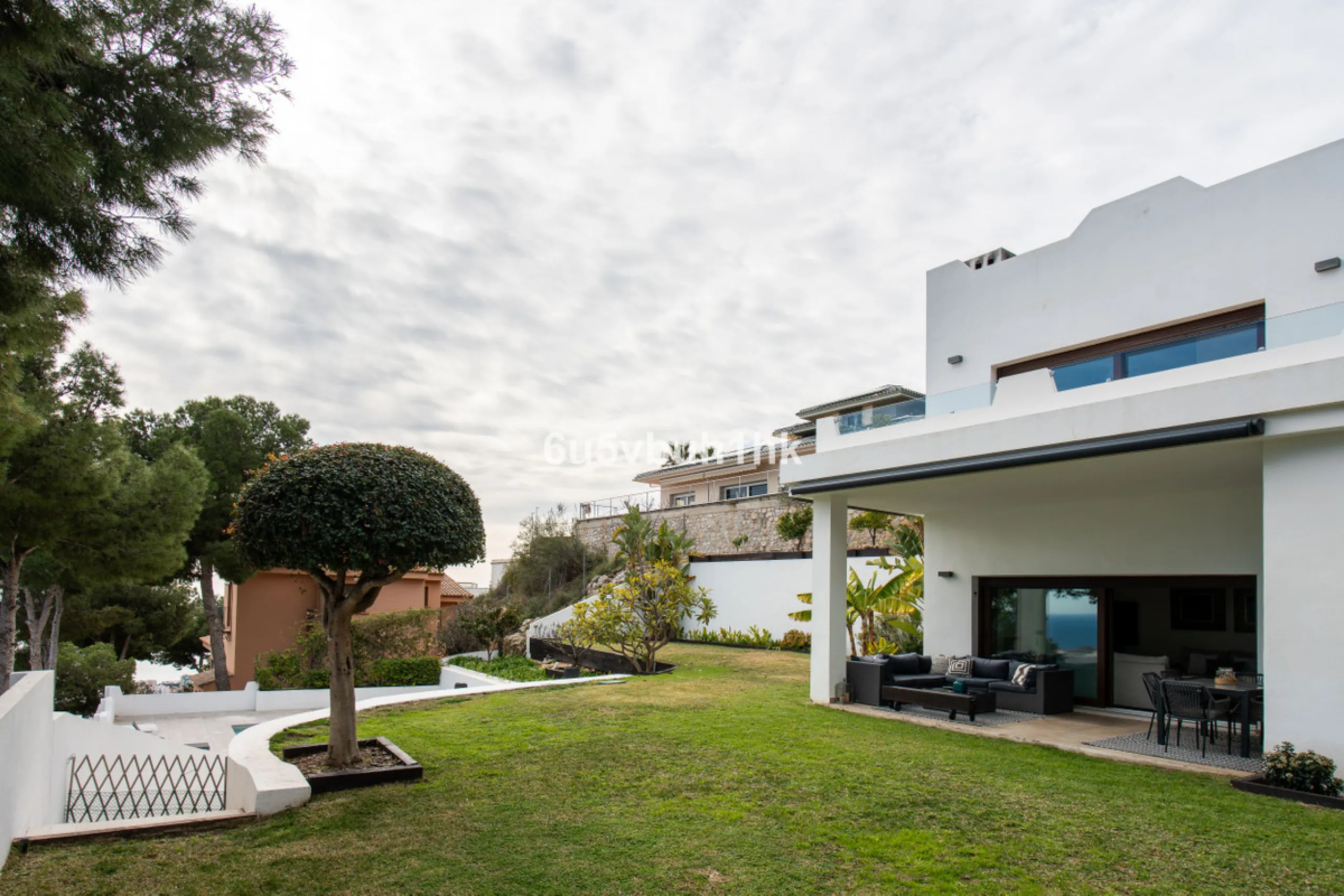 Pinares de San Antón is one of Málaga East's most established residential enclaves, calm, green, and discreet, yet still close enough to feel connected to the city every day.