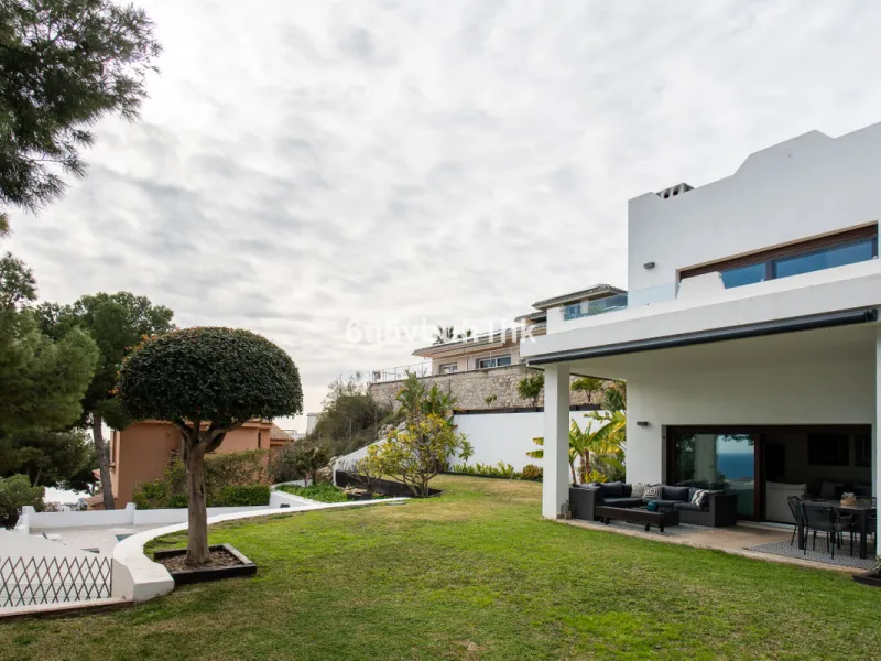 Pinares de San Antón is one of Málaga East's most established residential enclaves, calm, green, and discreet, yet still close enough to feel connected to the city every day.