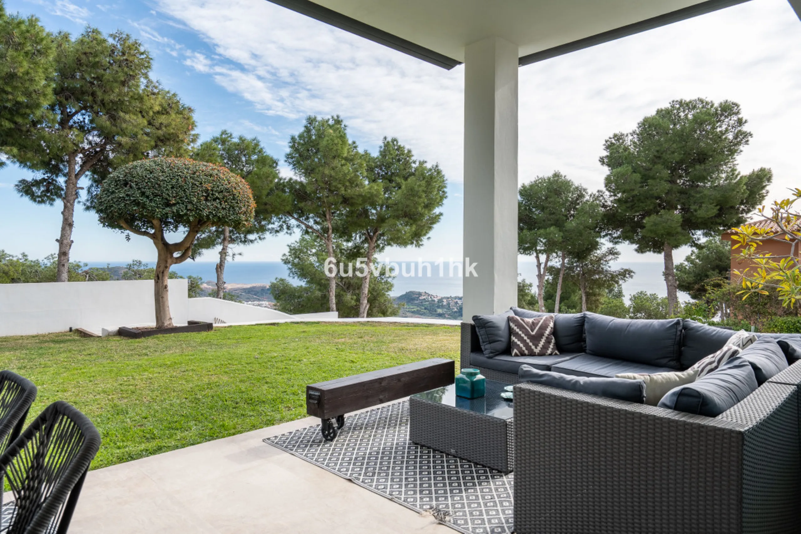 Pinares de San Antón is one of Málaga East's most established residential enclaves, calm, green, and discreet, yet still close enough to feel connected to the city every day.