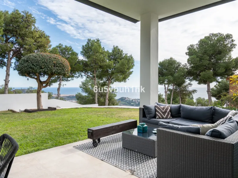 Pinares de San Antón is one of Málaga East's most established residential enclaves, calm, green, and discreet, yet still close enough to feel connected to the city every day.