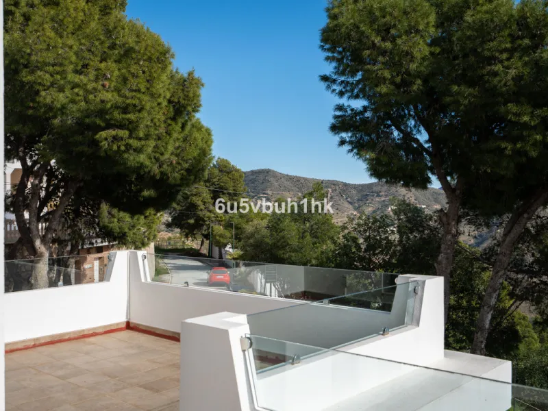 Pinares de San Antón is one of Málaga East's most established residential enclaves, calm, green, and discreet, yet still close enough to feel connected to the city every day.
