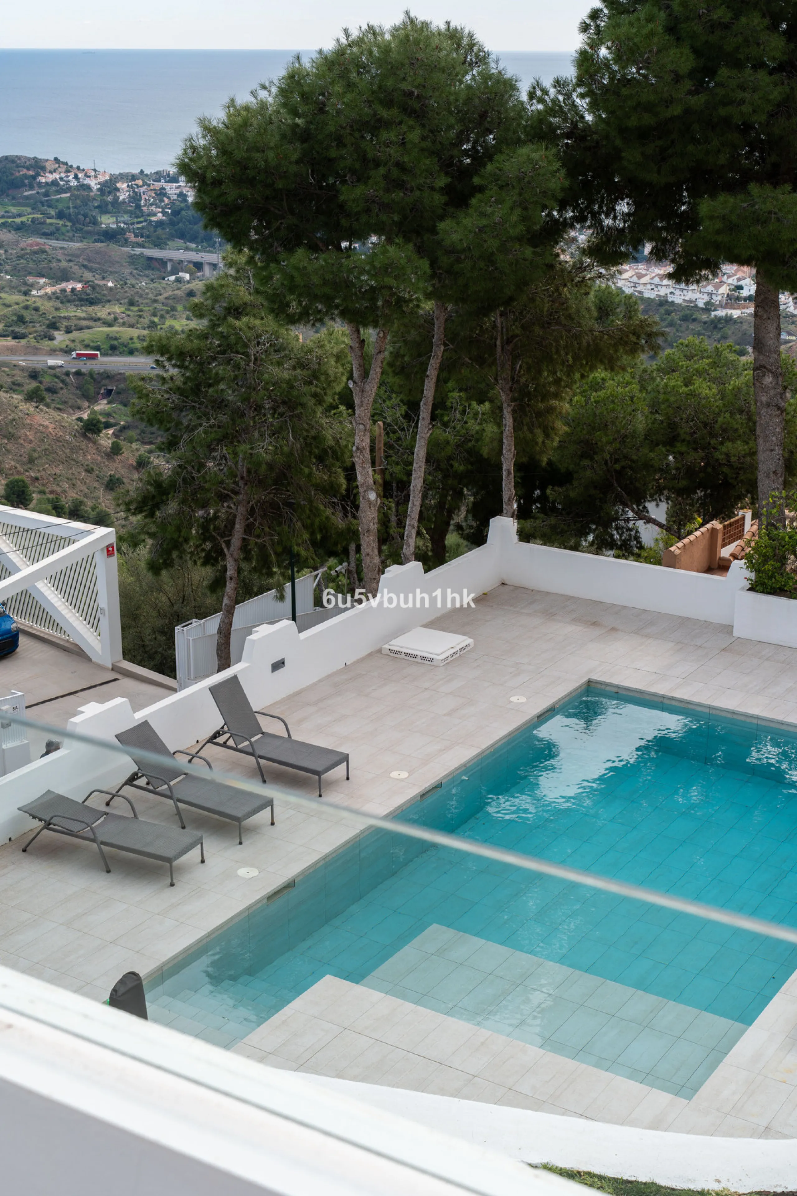 Pinares de San Antón is one of Málaga East's most established residential enclaves, calm, green, and discreet, yet still close enough to feel connected to the city every day.