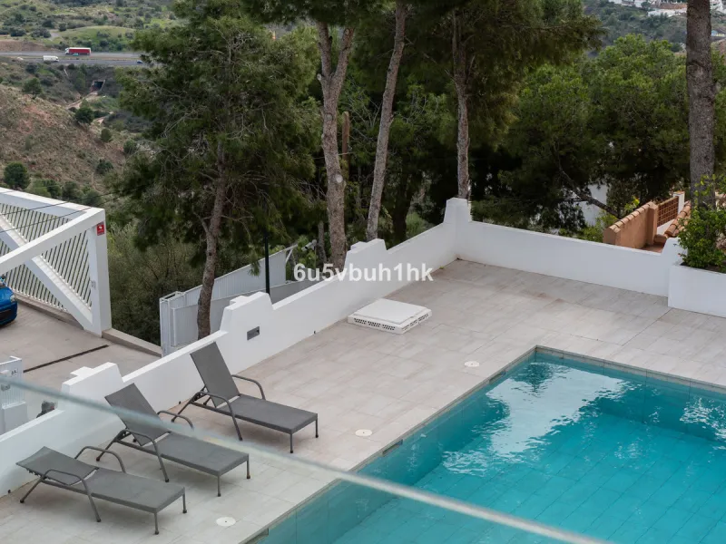 Pinares de San Antón is one of Málaga East's most established residential enclaves, calm, green, and discreet, yet still close enough to feel connected to the city every day.