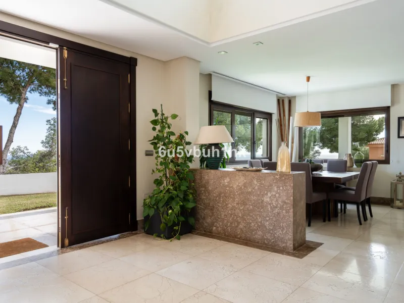 Pinares de San Antón is one of Málaga East's most established residential enclaves, calm, green, and discreet, yet still close enough to feel connected to the city every day.