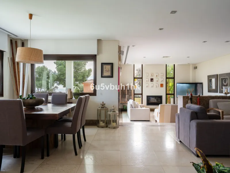 Pinares de San Antón is one of Málaga East's most established residential enclaves, calm, green, and discreet, yet still close enough to feel connected to the city every day.