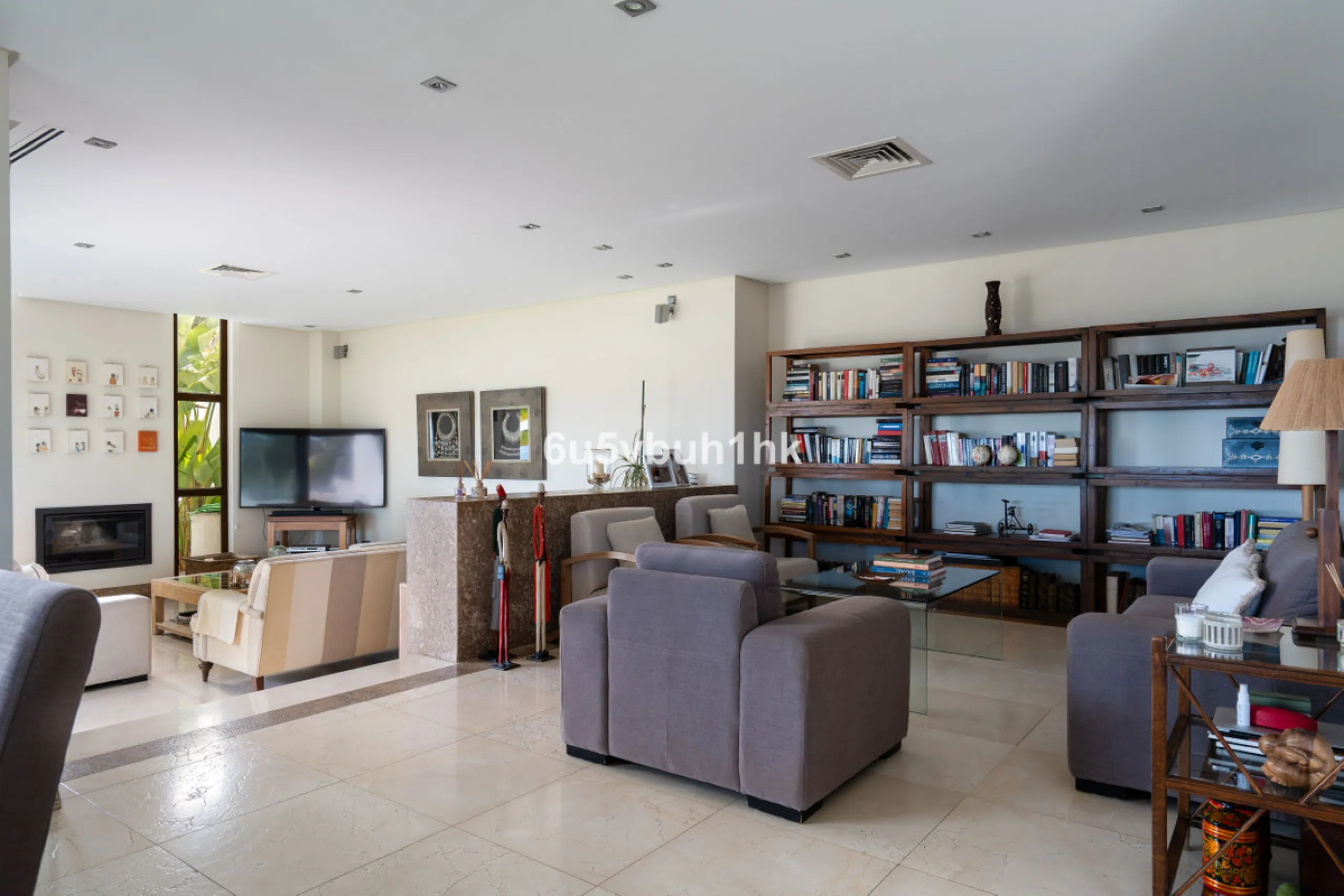 Pinares de San Antón is one of Málaga East's most established residential enclaves, calm, green, and discreet, yet still close enough to feel connected to the city every day.