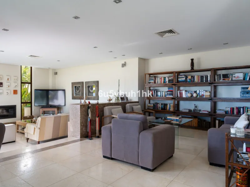 Pinares de San Antón is one of Málaga East's most established residential enclaves, calm, green, and discreet, yet still close enough to feel connected to the city every day.