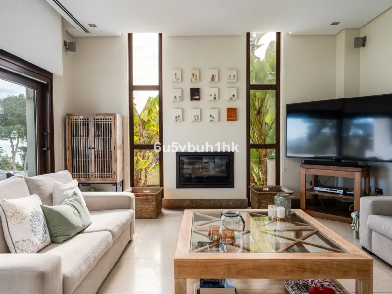 Pinares de San Antón is one of Málaga East's most established residential enclaves, calm, green, and discreet, yet still close enough to feel connected to the city every day.